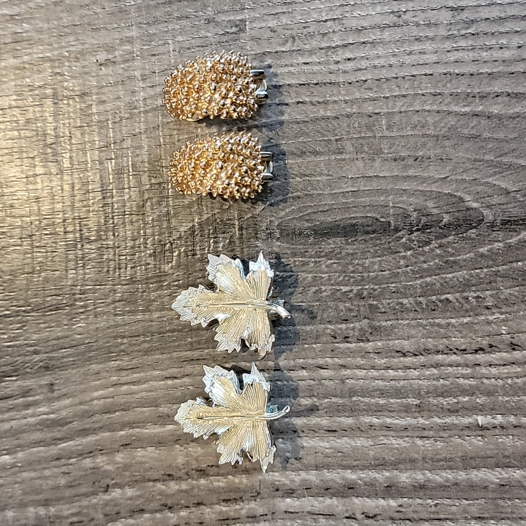 Lot Of 2 Vintage Sarah Coventry Clip On Earrings 27$